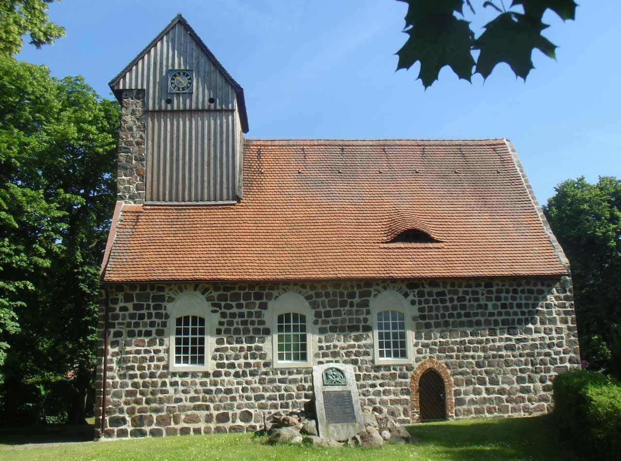 Dorfkirche Kampehl in der die Mumie des RItter Kahlbutz liegt