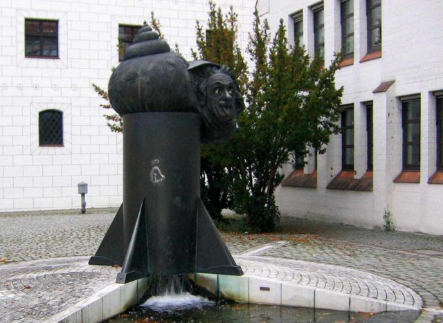 Einsteinbrunnen Ulm (1) Einsteinbrunnen Ulm