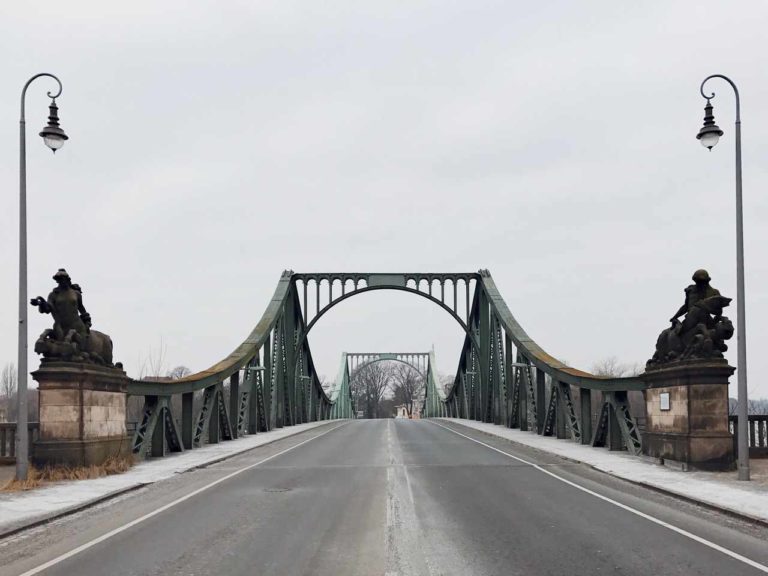 Die Glienicker Brücke, die „Spionenbrücke“ in Berlin