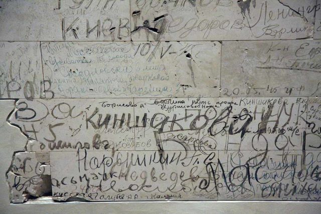 Sowjetischen Graffitis im Reichstagsgebäude Berlin (1) Sowjetischen Graffitis im Reichstagsgebäude Berlin
