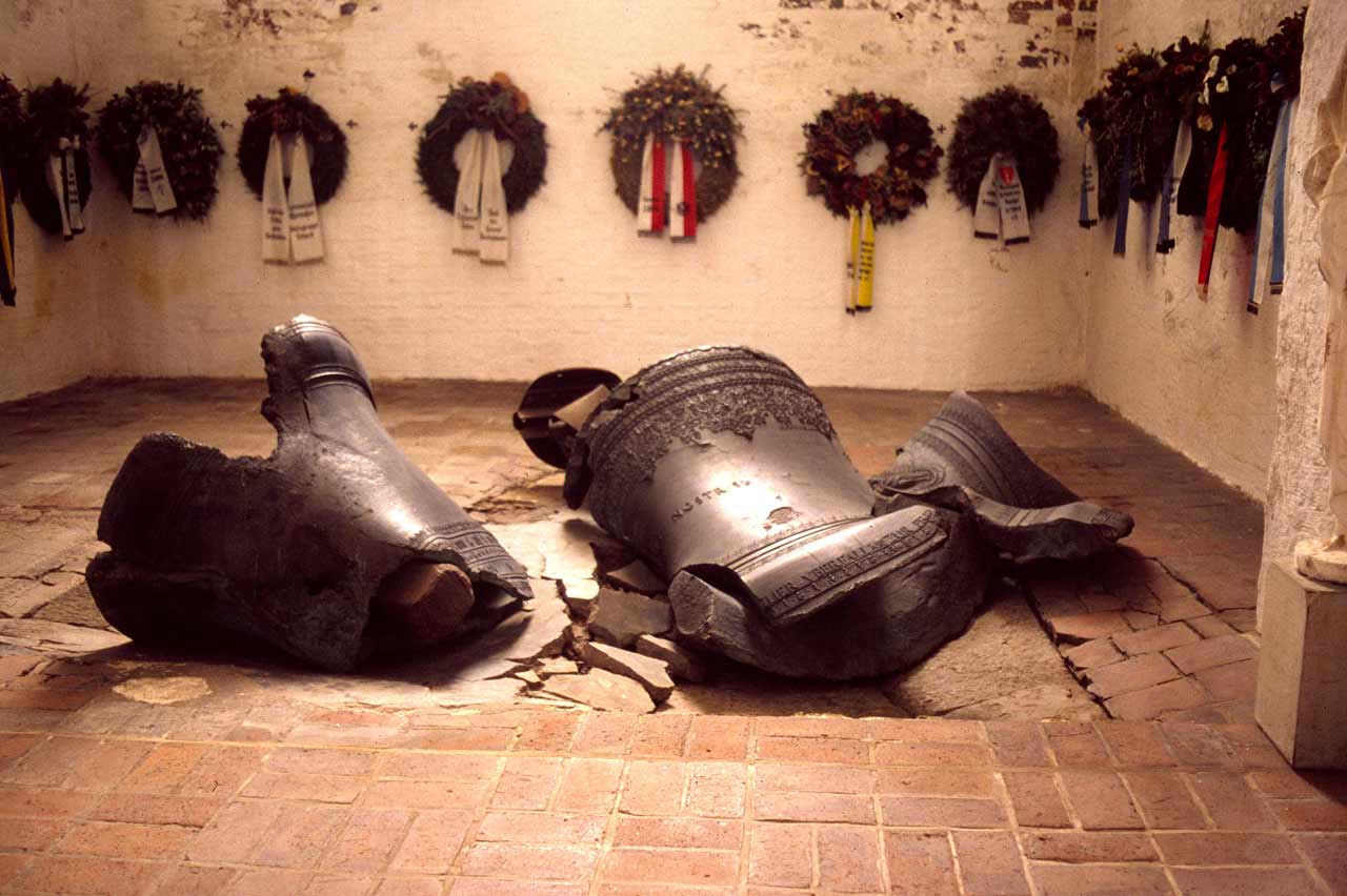 Zerbrochenen-Glocken-L%C3%BCbeck-Marienkirche-2.jpg