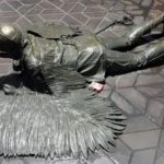 Otto-Lilienthal-Denkmal Der Fall Daidalos und Ikaros Berlin (2)
