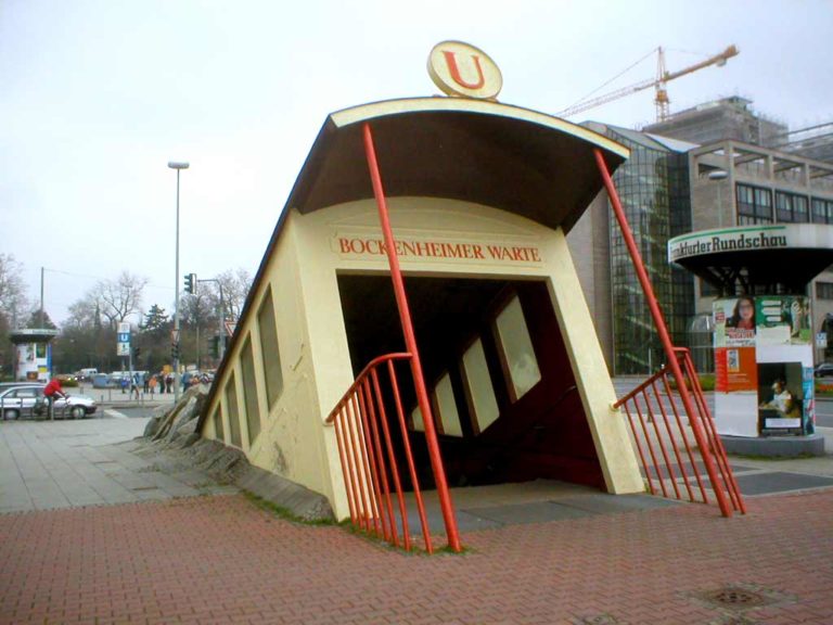Der Eingang der U-Bahn-Station Bockenheimer Warte in Frankfurt