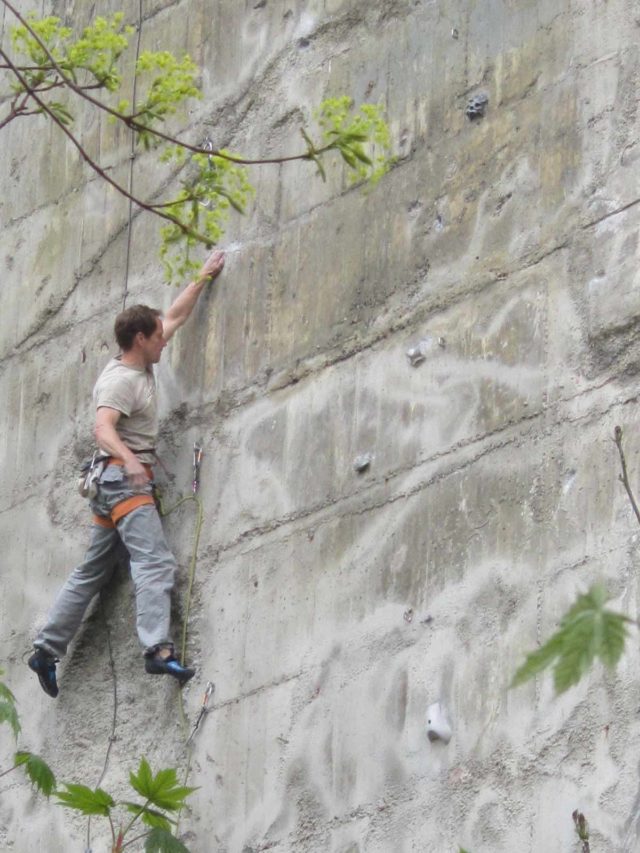 Humboldthain Flakturm Berlin Kletterwand