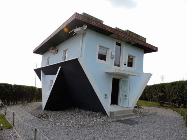 Das umgedrehte Haus „Welt steht Kopf“ in Trassenheide
