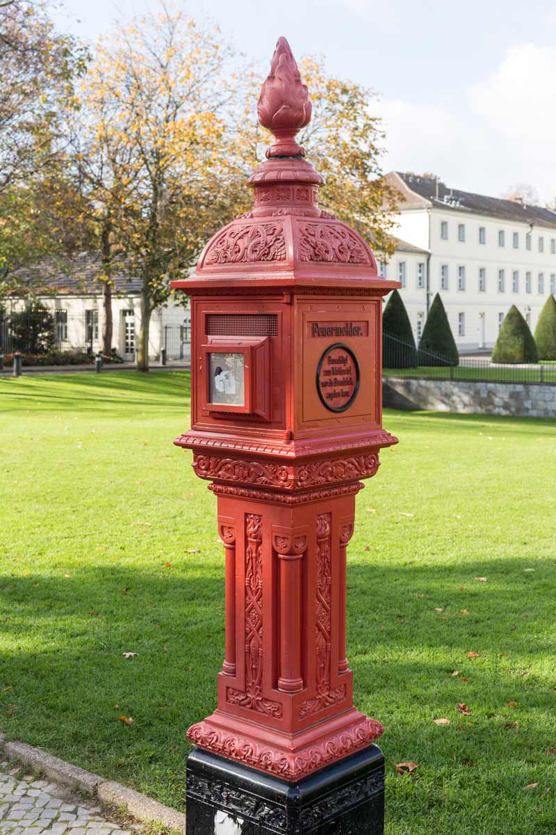 Historischer roter Feuermelder Berlin Schloss Bellevue Tiergarten
